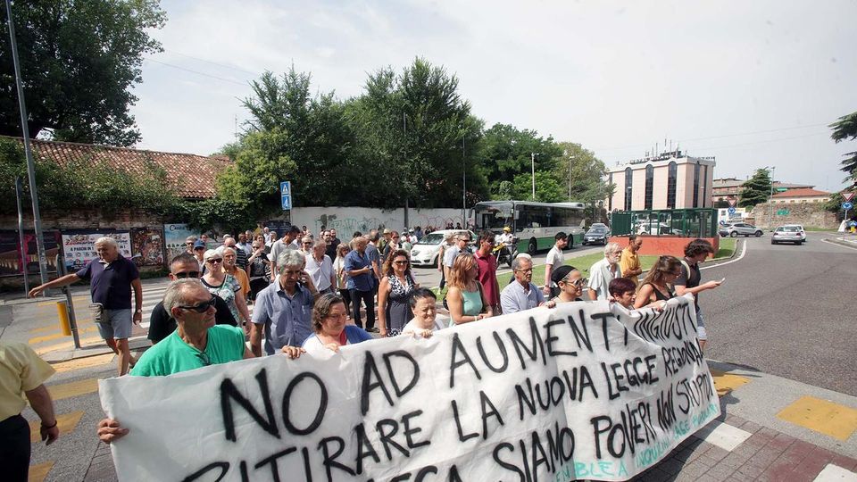 Flash Mob A Ponte Degli Angeli Comitato Inquilini Per Urlare La