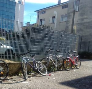 Via Catalani, deposito di biciclette