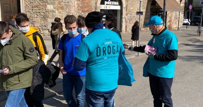 mondo libero dalla droga volontari seminano opuscoli per Vicenza