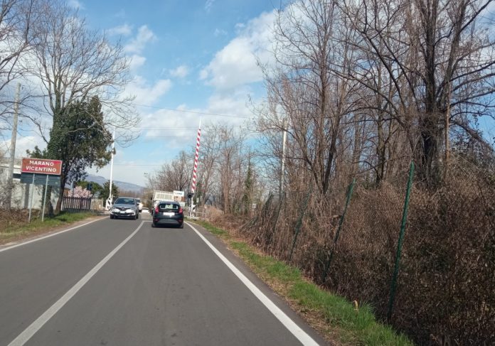 Passaggio a livello via S.Lucia Marano recinzione abbattuta