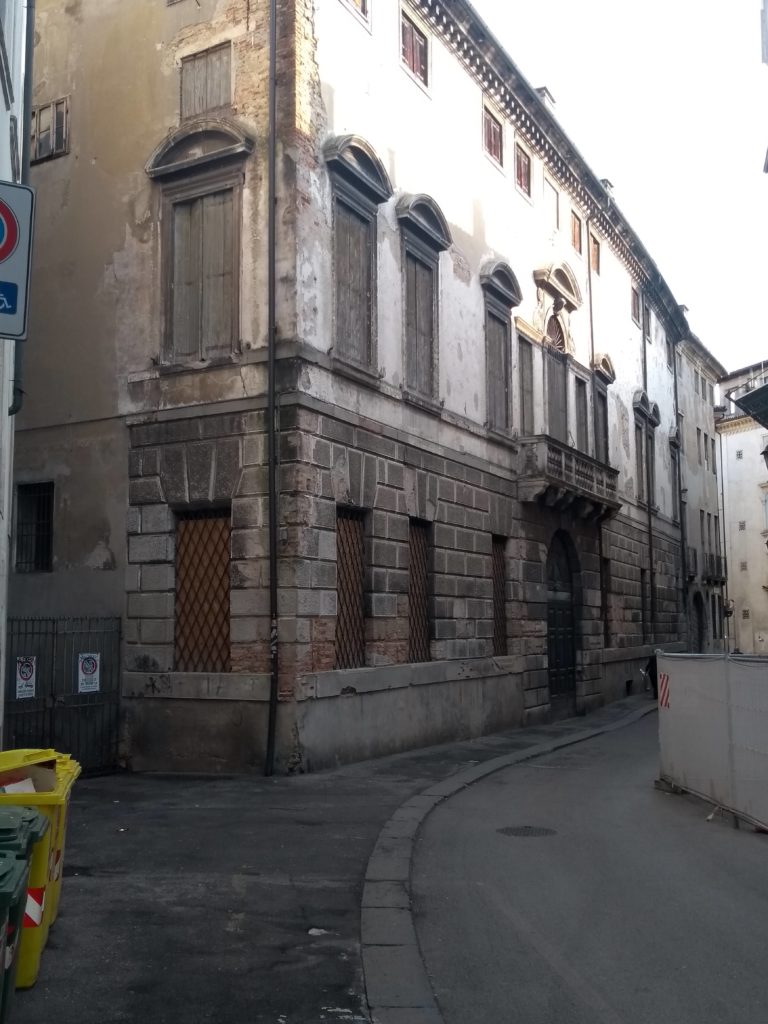 L'angolo settentrionale di Palazzo Serbelloni, di proprietà Ipab Vicenza, confina con l'Ospizio dei Proti