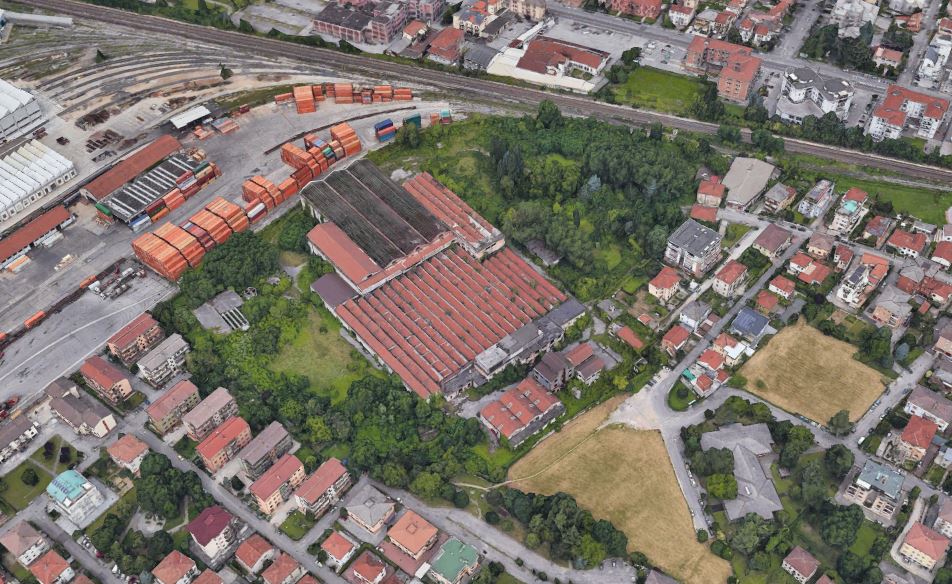Visione aerea dell'area degradata della Pettinatura Lanerossi, fabbrica e bosco inclusi