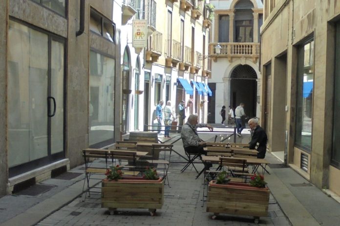plateatico a Vicenza tavolini occupano stradella Santa Barbara