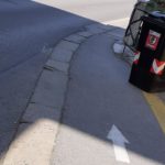 ciclabile che sfocia in marciapiede e autobus che sopraggiunge