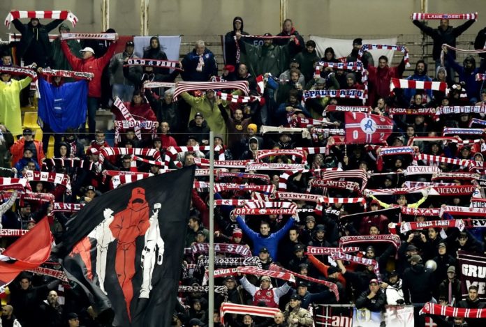 Lr Vicenza: la sciarpata dei seicento tifosi biancorossi allo stadio Tardini di Parm