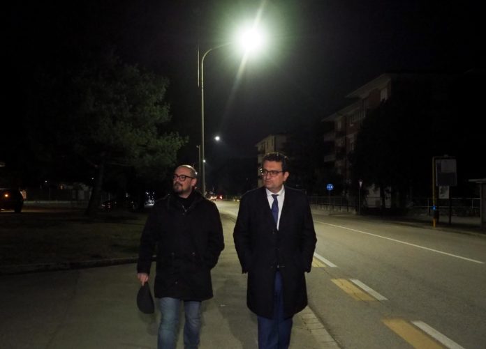 Illuminazione a Vicenza, sopralluogo a Laghetto del sindaco Rucco e dell'assessore Ierardi