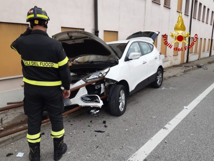 Vicenza incidente sp46 pasubio ringhiera vigili del fuoco