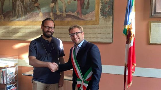 Il vescovo di Rumbek in Sud Sudan Christian Carlassare col sindaco di Vicenza Giacomo Possamai a Palazzo Trissino