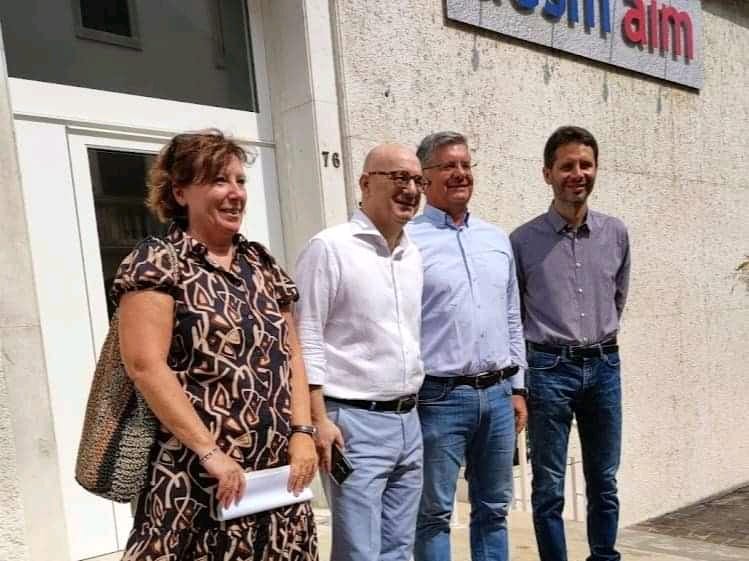 Alessandra Marobin, Raffaele Colombara, Otello Dalla Rosa e Cristiano Spiller (Per una Grande Vicenza) davanti alla sede dell'allora Aim, ora AGSM AIM