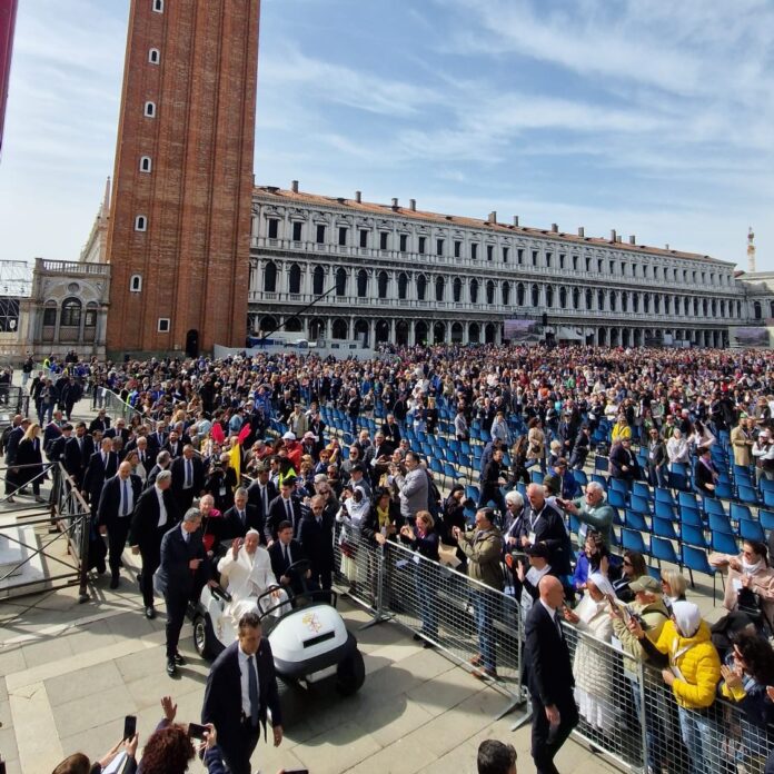 Papa Francesco a Venezia tra la folla a Piazza S. Macro (foto “Patriarcato di Venezia / Gente Veneta”)