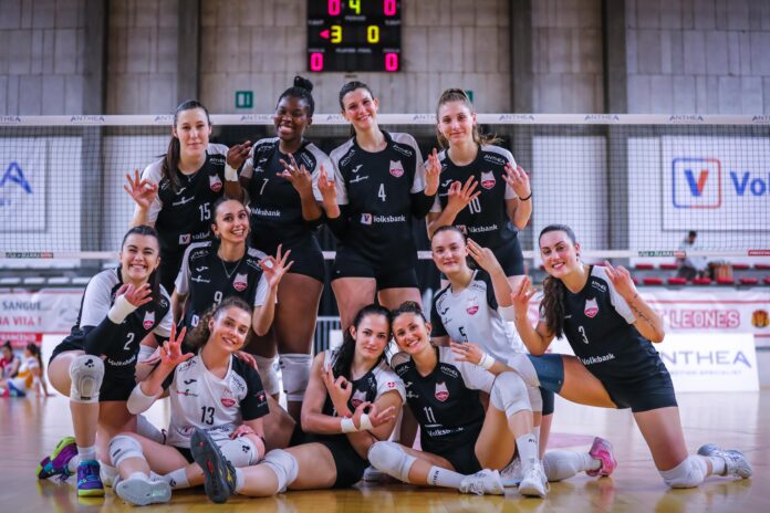 Nella foto di Daniele Marangoni il Vicenza Volley festeggia dopo vittoria contro Crema