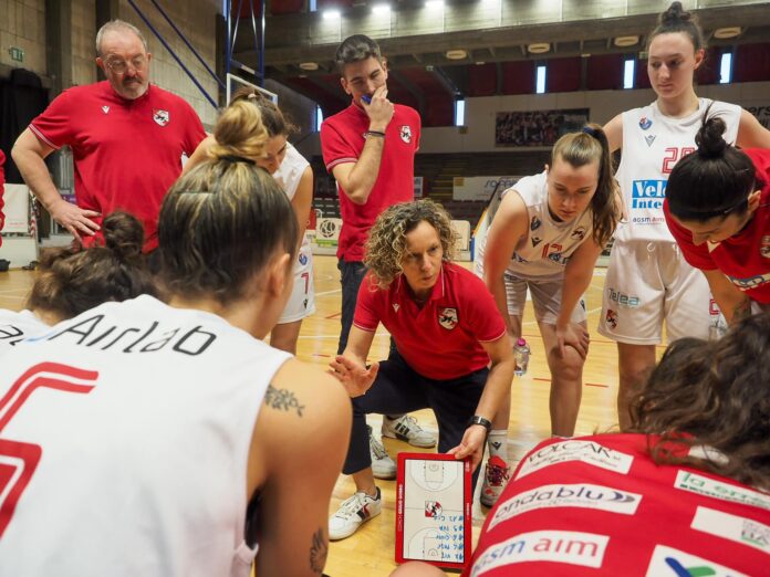 Coach Zara in un time out di Velcofin Interlocks Vicenza vs Bolzano