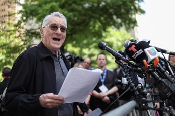De Niro fuori dal tribunale del processo Trump: se torna scordiamoci la libertà