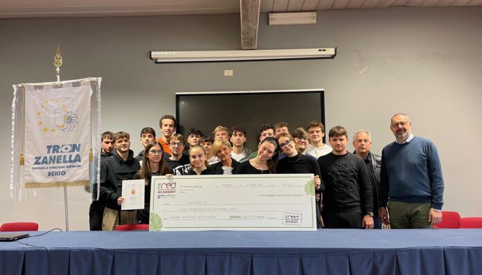 I ragazzi del Tron Zanella posano con il mega assegno premio