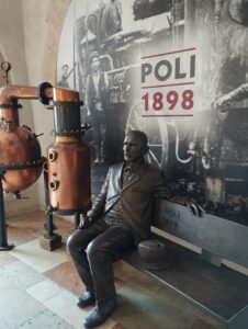 La statua di Giobatta Poli, fondatore della distilleria