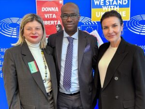 Silvia Giraldi con Zacharie Antoine, presidente dell’Associazione AIHIP - Associazione Internazionale Haiti Integrity Project - e con l'europarlamentare Alessandra Moretti