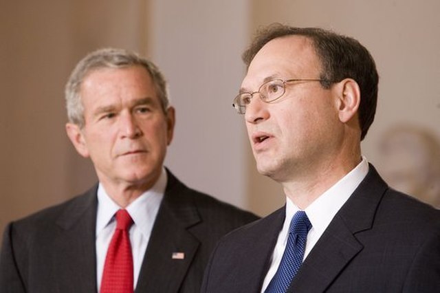 Samuel Alito, nominato alla Corte Suprema da George W. Bush nel 2006, si è rivelato uno dei più conservatori togati che tipicamente vota a favore di casi riflettenti un'ideologia di ultra destra.