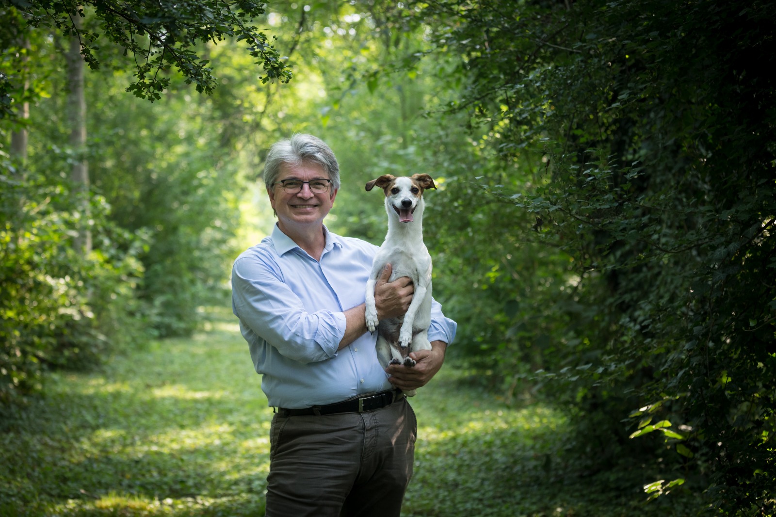 Andrea Zanoni con un suo cane caccia veneto