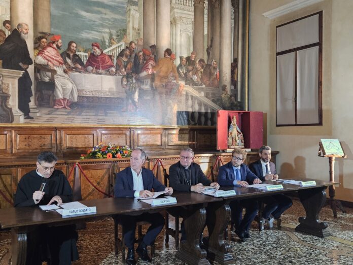 “Anno Giubilare Mariano e della Rinascita”, firma dell’accordo quadro (da sx priore Rossato, pres. Veneto Zaia, vescovo Brugnotto, sindaco Possamai e pres. prov. Vicenza Nardin