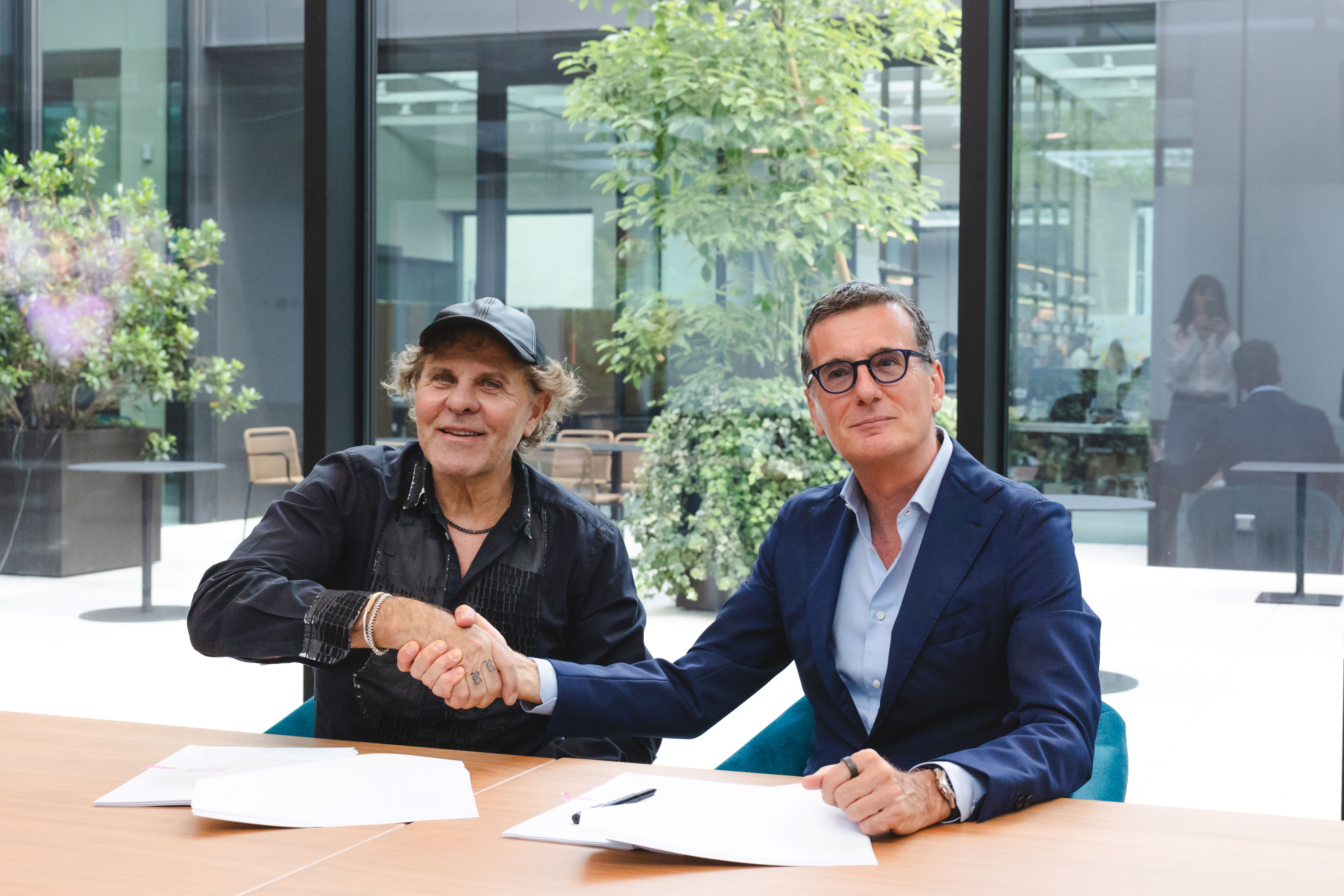 Il signing dell’agreement tra Renzo Rosso (Diesel) e Alessandro Milleri (EssilorLuxottica)