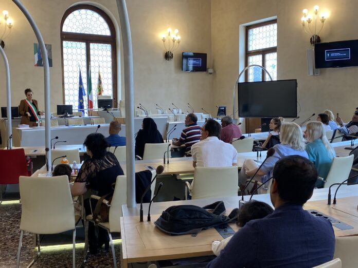 Assessore alla cultura di Vicenza, Ilaria Fantin, accoglie giuramento di 15 nuovi cittadini italiani