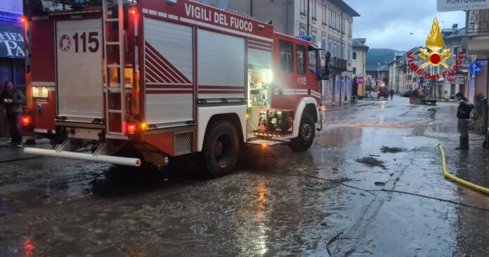 Vigili del fuoco in azione per allagamenti