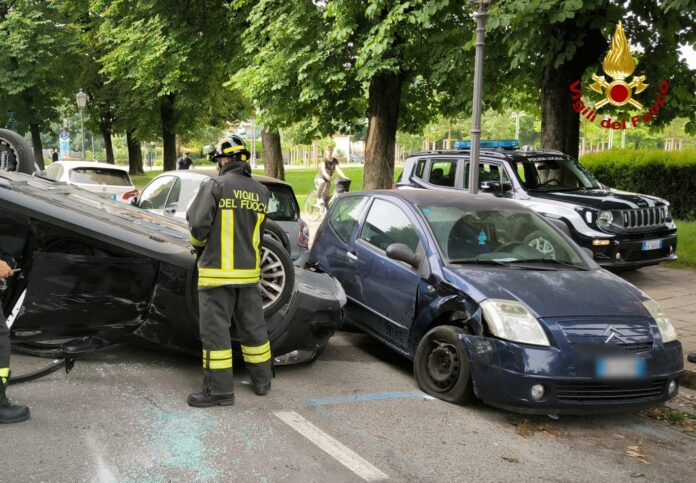 auto rovesciata in viale eretenio a vicenza