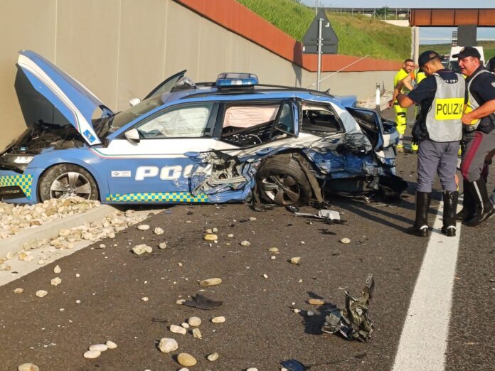 Auto della Polizia stradale di Vicenza travolta mentre effettuava rilievi