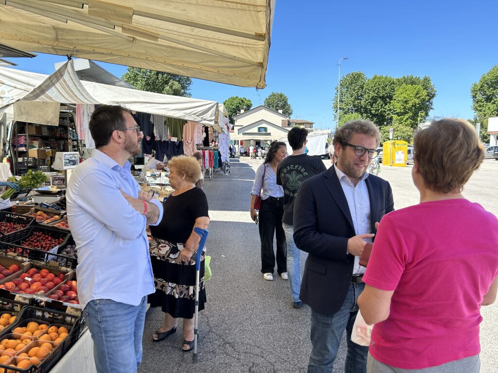 Giacomo Possamai incontra i cittadini al mercato dei Ferrovieri con i suoi collaboratori