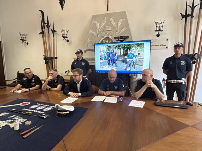 Il punto sulla sicurezza a Vicenza presso la Polizia locale: da sx al tavolo De Franciscis, Guglielmi, Possamai, Parolin e Pojanella