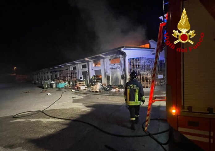 Vigili del fuoco intervengono per incendio nel Mercato ortofrutticolo di Bassano