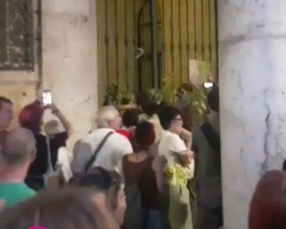 manifestanti appongono ramaglie ai cancelli di palazzo Trissino