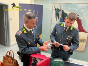 guardia di finanza, merce contraffatta