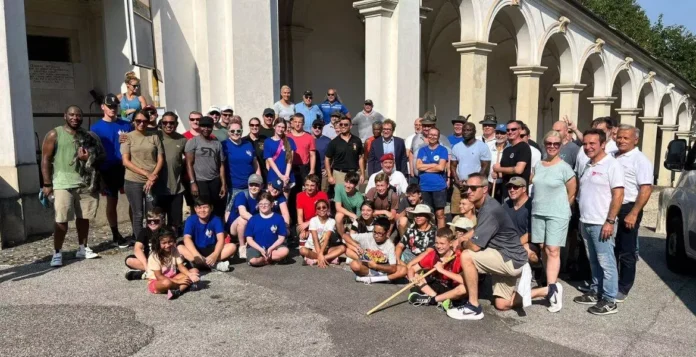 Alpini di Vicenza, soldati americani e volontari dell’Ordine di Malta puliscono i portici di Monte Berico in occasione dell’8 settembre Sindaco Possamai a centro foto)