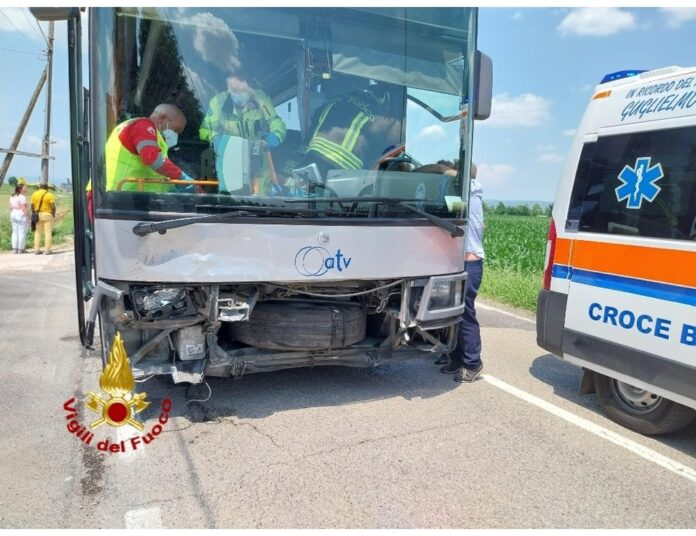 Bus di linea esce di strada a Verona