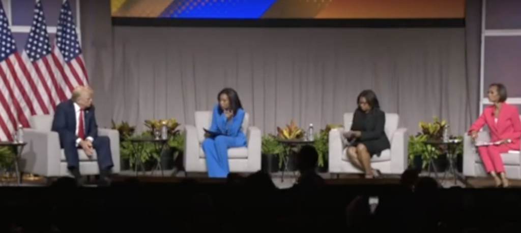 Donald Trump intervistato alla National Association of Black Journalists dalle giornaliste Rachel Scott di ABC, Kadia Goda di Semafor e Harris Faulkner della Fox