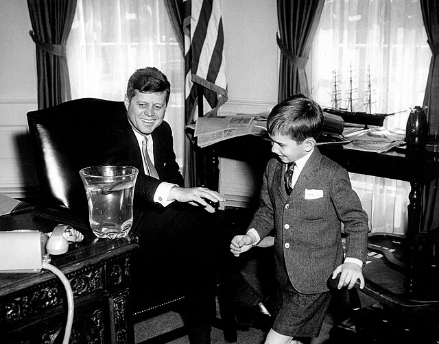 Robert F. Kennedy con lo zio John nella Stanza Ovale. Lo zio fu assassinato nel 1963 e il padre anche nel 1968.