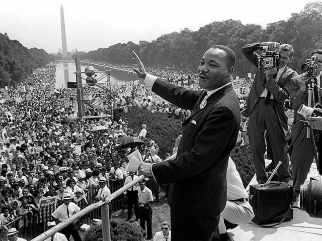 Il celeberrimo discorso “I have a dream” (Io ho un sogno) nel 1963 di Martin Luther King, presenziato da oltre 250 mila persone. Trump ha detto che il suo discorso a Washington il 6 gennaio 2021 ha superato la cifra di King. In realtà solo 53 mila persone erano presenti.