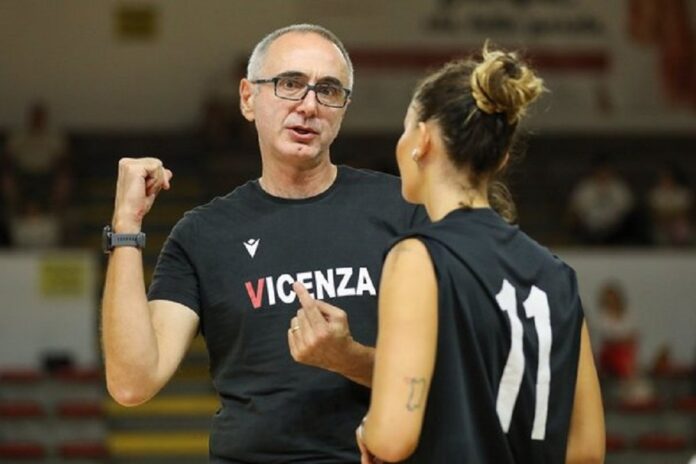 Nella foto di Daniele Marangoni, il vice allenatore di Volksbank Vicenza Volley Pierantonio Cappellari