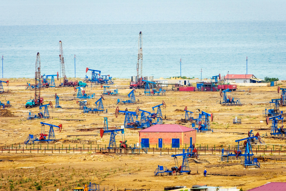 Pozzi di petrolio sul Mar Caspio nei pressi di Baku (foto ©Ana Flasker_Shutterstock)