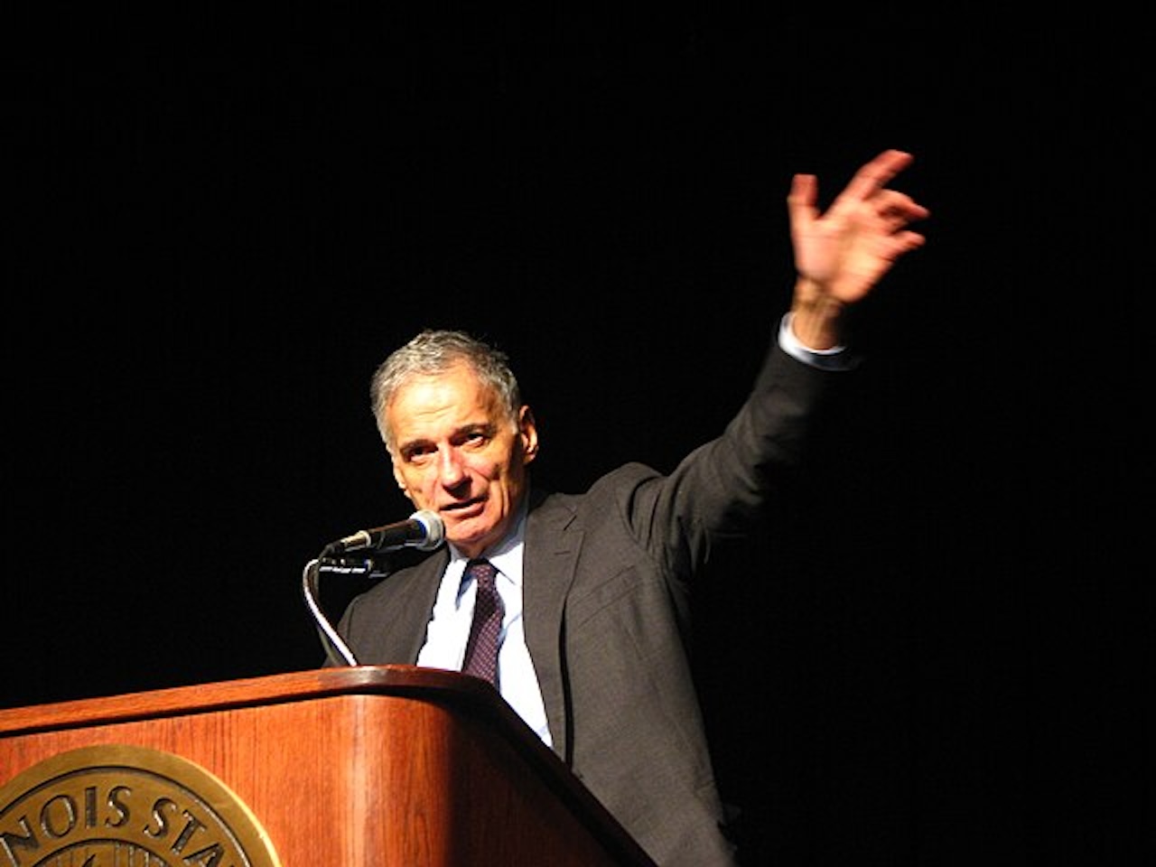 Ralph Nader è noto per la tutela dei consumatori, l'umanitarismo e l'ambientalismo. Fu anche candidato presidenziale e nel 2000 ricevette voti che potrebbero essere andati a Al Gore causando la vittoria del candidato repubblicano George W. Bush. 