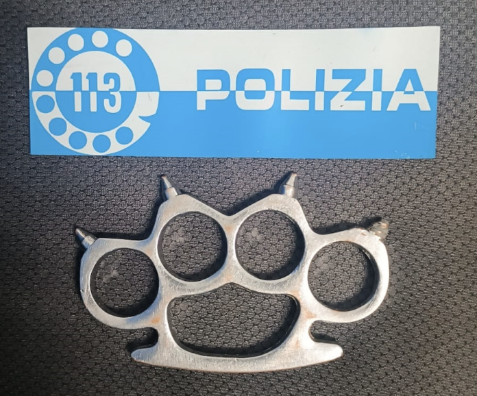 Tirapugni sequestrato da Polizia di Stato