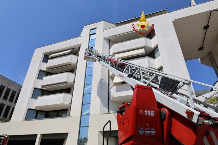 L'intervento dei Vigili del Fuoco per l'incendio in via nervi a vicenza