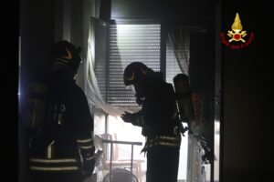 incendio via nervi, vigili del fuoco con maschere antigas