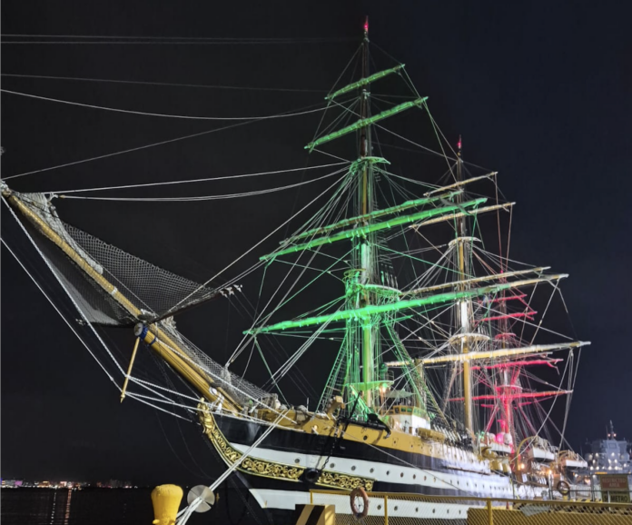 Amerigo Vespucci attraccata a Manila