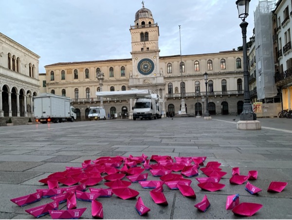 Barchette fucsia per le escort in piazza a Padova