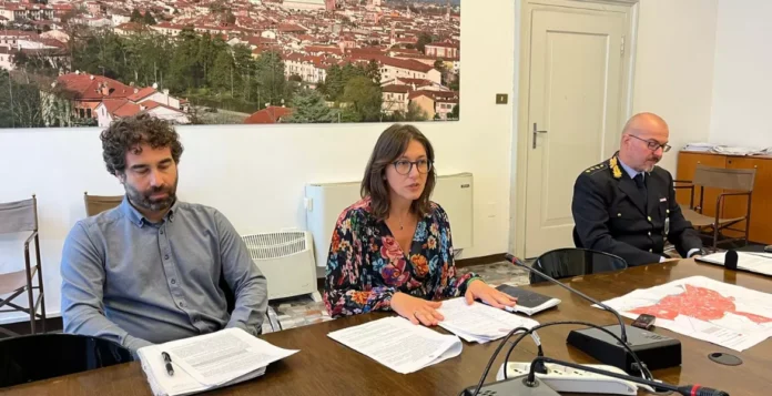 Inquinamento atmosferico a Vicenza, l'incontro stampa di Sara Baldinato con un funzionario del Comune e del comandante della Polizia Locale Massimo Parolin