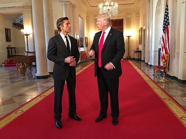 David Muir della Abc intervista Donald Trump nel 2017 alla Casa Bianca subito dopo l'elezione presidenziale.