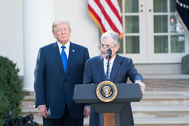 Jerome Powell, Presidente delle Federal Reserve Bank, fu nominato da Donald Trump nel 2017. Joe Biden nel 2021 lo ha mantenuto a dirigere la Banca Centrale.