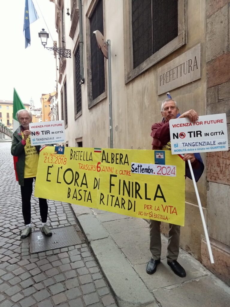 Rolando e Donadello sotto il palazzo della prefettura